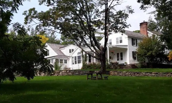 Rensselaerville Maison | Hickory Hill House: a country retreat, lovely gardens, trails, boats & tennis.