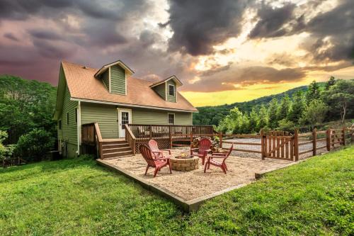 Gerton Maison | Hickory Nut Hideaway by AvantStay Mountain Views