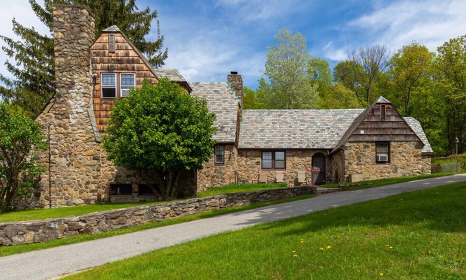 Fishkill Maison | Hickory on Willow Lake
