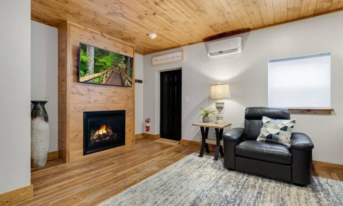 Berlin Appartement | Hickory Suite · Romantic Getaway on Main Street - Hickory Suite