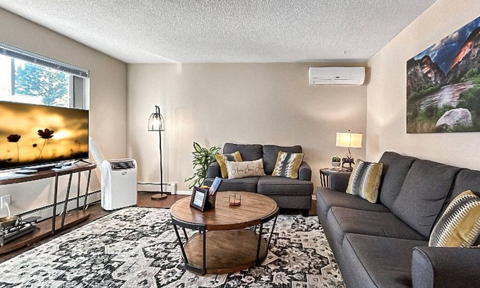 Rockrimmon Copropriété | Hidden Academy Gem! 2 BR, 1BA w/AC! Sleeps 5