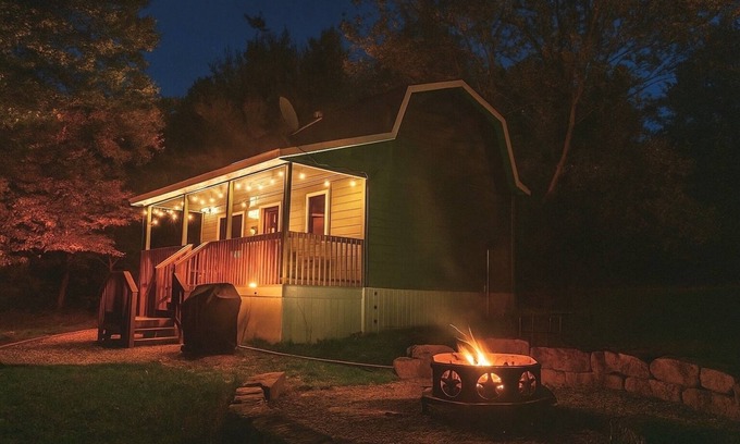 Kimbolton Cabine | Hidden Cabin with covered porch & fire pit! Minutes to Salt Fork.