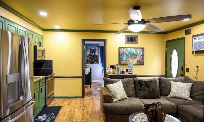 West Columbia Appartement | Hidden Gem 2BR, USC Visits & Ft. Jackson Grads 🪖Veteran-Owned 🪖