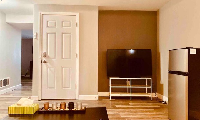 Overland Appartement | HIDDEN GEM!! 7 MINS TO AIRPORT W/ PRIVATE ENTRANCE