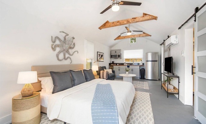 River District Appartement | Hidden Gem for Couples, Friends, or Solo King Bed, Parking & Beach Gear