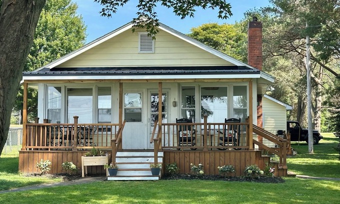 Dewittville Cottage | Charming lakefront 3-bedroom cottage in Dewittville Bay with basketball & pool!
