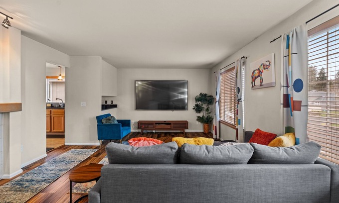 Covington Maison | Hidden Gem Top-Floor Unit near Lake Meridian