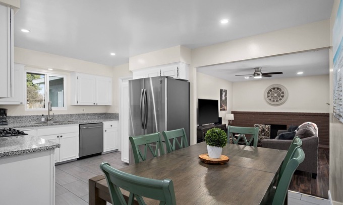 Fresno Maison | Hidden Gem Upgraded 4/2 in NW Fresno w RV Parking