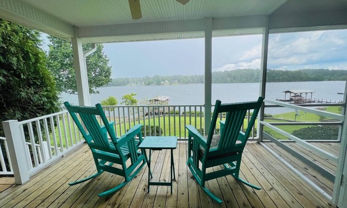 Waterloo Maison | Lakefront Cottage, Famille et Animaux de Compagnie, Avec vue Sunrise et Loft