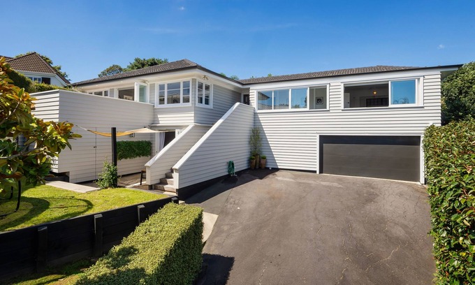 St. Heliers Maison | Hidden Oasis in Vibrant Beach Suburb. Newly Renovated!