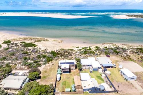 Nangkita Maison | Hide Away at the Murray Mouth
