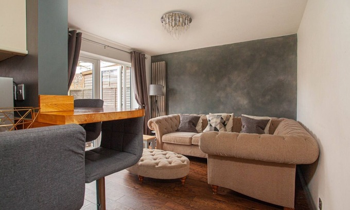 Bracknell Maison | Hide Away House with Hot Tub and Driveway