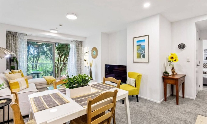 Takapuna Appartement | Hideaway Apartment with Pool & Free Parking