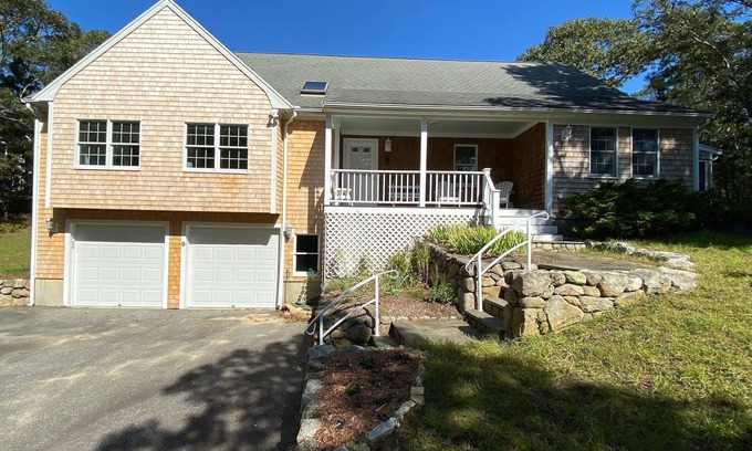 Lagoon Heights Maison | Hideaway At Meadow View Farm/Private Tennis Courts with Spacious Bedrooms