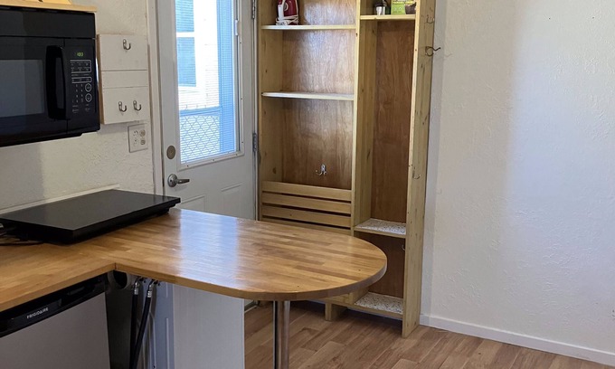 Lamar Appartement | Hideaway loft apartment on quiet street with great conveniences. n