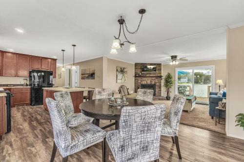 Brighton Maison | Hidn LakeFront -New Build-Private Beach-Fast WiFi
