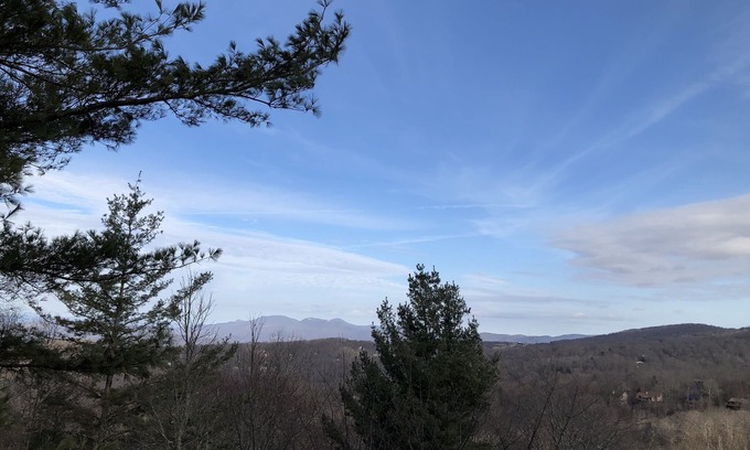 Beech Mountain Copropriété | Au-dessus des nuages, à une altitude de 5506 ', se trouve le nid du cardinal