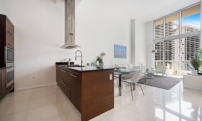 Brickell Copropriété | High Ceiling Condo at Icon Brickell with Bay & City View and 5 star amenities