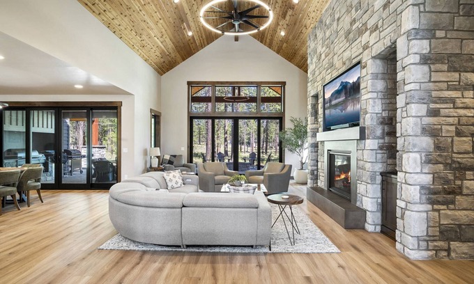 Sunriver Maison | High Desert Luxury Abounds, Oversized Hot Tub, Pool Table, Sauna, BBQ, Perfection Inside and Out