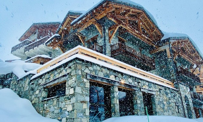 Les Almes Chalet De Ski | Chalet haut de gamme de 400 m² avec piscine intérieure, vue exceptionnelle.
