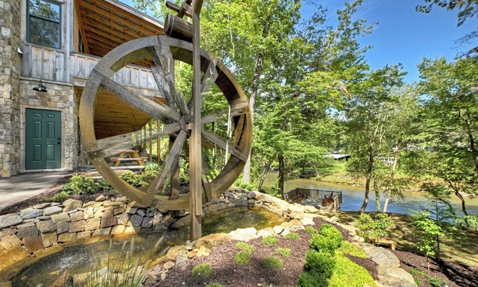 East Ellijay Cabine | High-end custom cabin that sits on the Cartecay River, hot tub, firepit