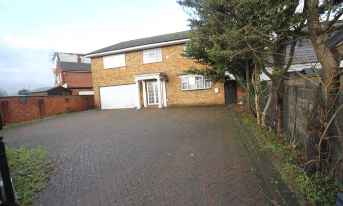 Hillingdon Maison | High Gables House -A Spacious Four Bedroom home located in Uxbridge.