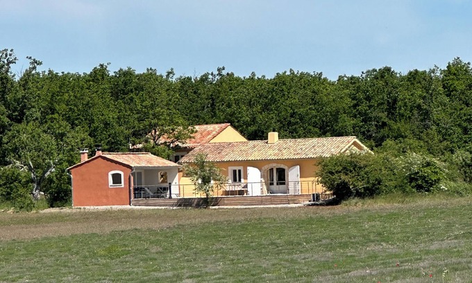 Simiane-la-Rotonde Maison | High Luberon, Jas renovated between woods and lavender.