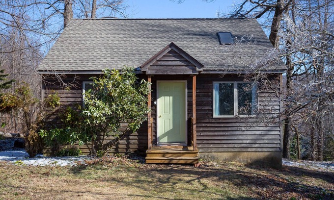 Montebello Cabine | High Meadows--King BR, fireplace, jacuzzi, kitchen