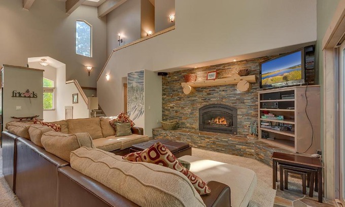 Lake Forest Maison | High Sierra at Dollar Point - Private Hot Tub, Close to Ski Resorts, Pet Friendly!