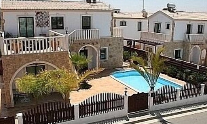 Vrysoulles Villa | Haute spécification Villa de luxe traditionnelle avec piscine privée 8x4m