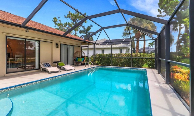 Central Naples Maison | High Tide - 3 Br Sleeps 6 - Private Pool - Games