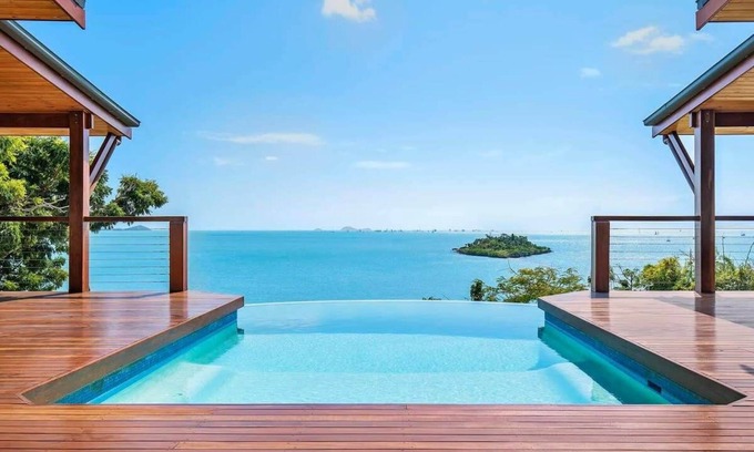 Cannonvale Maison | "High Tide" - Whitsundays Beachfront Accommodation