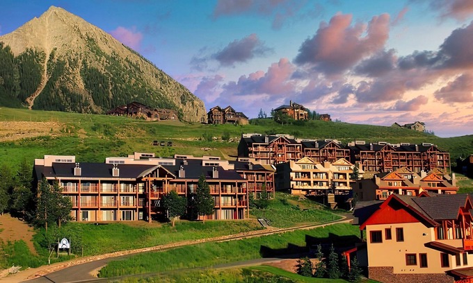 The Outlook Chalet De Ski | Highest Condo in CB with Stunning Views from Porch