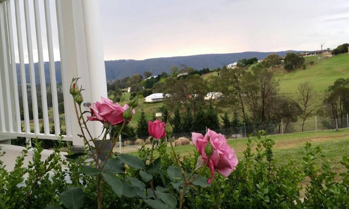 Kurrajong Maison | Petits-déjeuners gratuits - 1 chambre à coucher et canapé-lit dans le salon avec vue sur la montagne