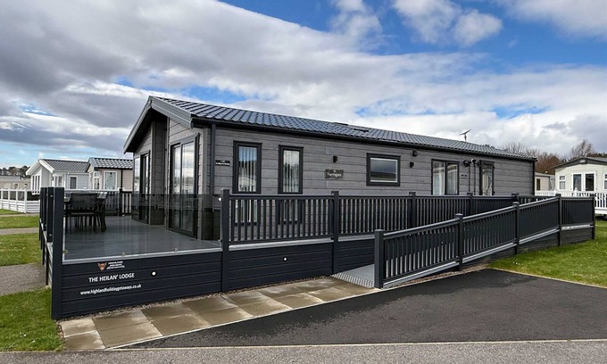 Dornoch Appartement | 3 Bedroom -Prestige-Lodge-Salle de bain et douche-Vue sur le bois