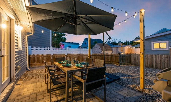 Wall Maison | Highly Rated Beach House 3.5 Blocks to Beach & Main St. | 6 Badges, Grill, Patio