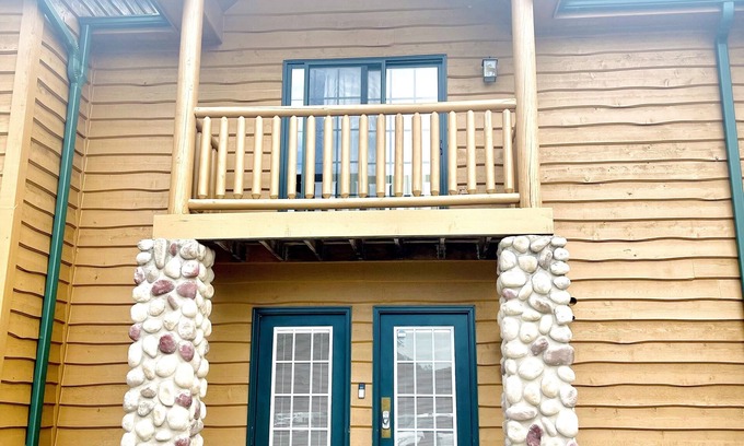 Utica Cabine | Hike and enjoy a relaxing time at Starved Rock! Family-Size Cozy Cabin