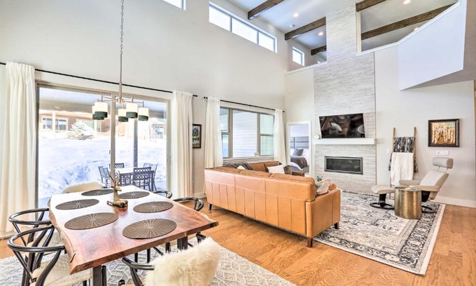 Grand Elk Ranch Maison | Hike and Ski Stunning Home with Hot Tub in Granby!