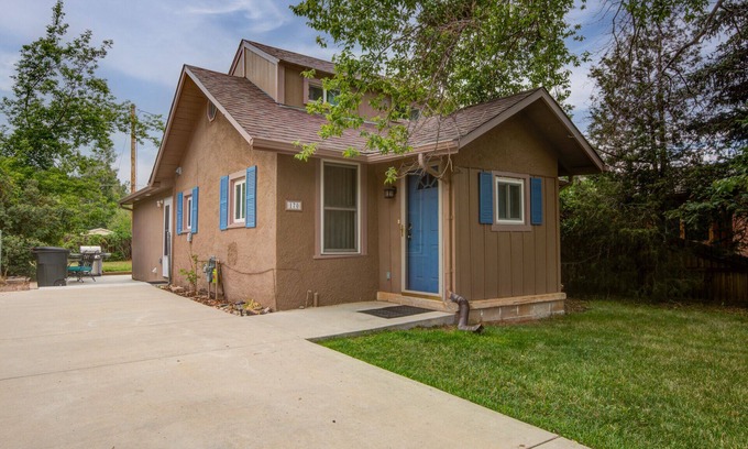 Palmer Lake Maison | Hiker's Hideaway- Cozy 3B bungalow with hot tub in gorgeous Palmer Lake!
