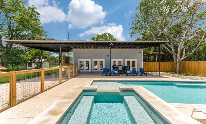 Johnson City Maison | Hill Country Retreat I Private Pool & Hot Tub I Mins to Wineries & Town Square