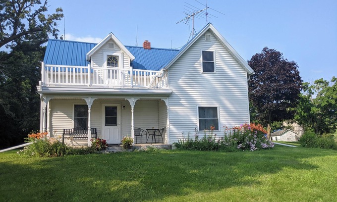 Kensington Maison | Charming, rustic farm house located right next door to Andes Tower Hills