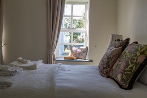 Cashel Maison | Hill House Lodge sleeps 6 Overlooking the rock of Cashel