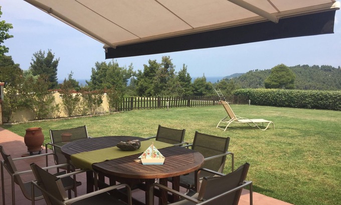 Siviri Villa | La villa d'été Hill est entourée d'une forêt de pins. Accès à la plage privée