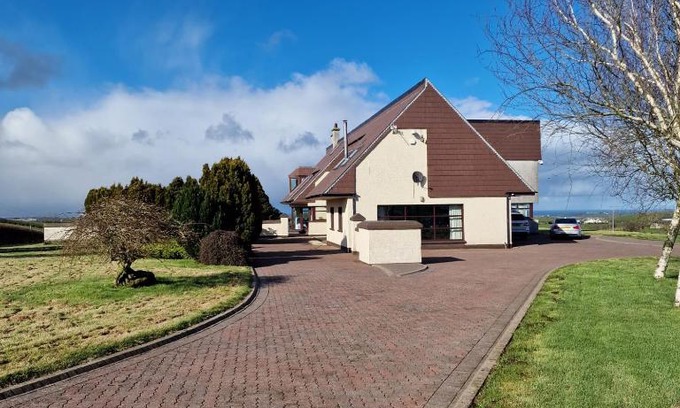 Larne Maison | Hill Top House