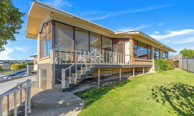 Maungatapu Maison | Hill Top House - Tauranga Holiday Home