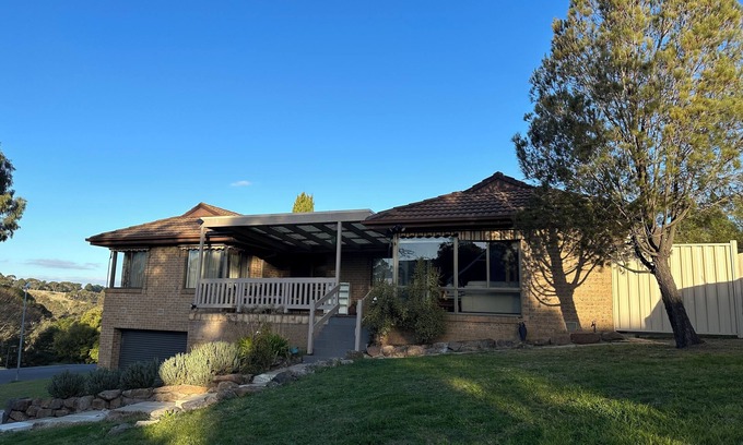 Sunbury Maison | Hill top view house, high speed wifi, Netflix & Prime Video
