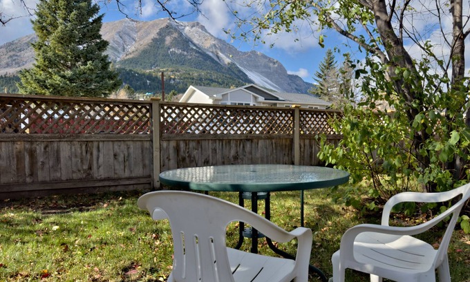 Hillcrest Mines Maison | Spacious 3BR 2BA + Den | King Bed & Mountain Views