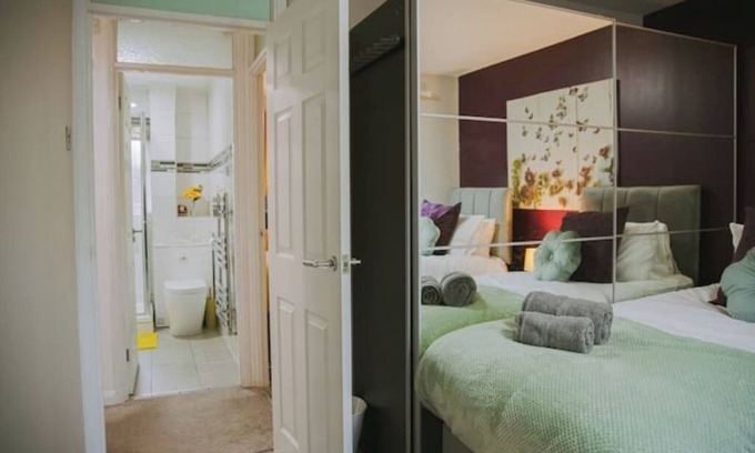 Brunel Maison | Hillingdon, Uxbridge, London, Sleeps 6, 3 bedrooms
