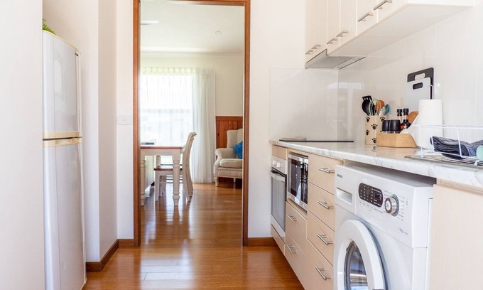 Currimundi Maison | Hills End Currimundi - Self Contained - Walk to Lake and Beach