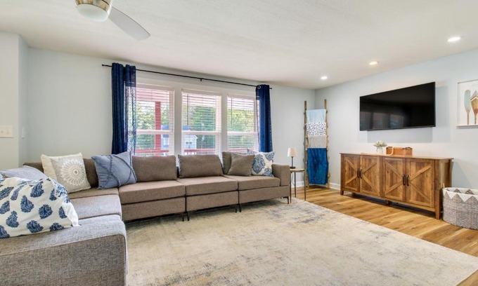 Hillsboro Maison | Hillsboro Hideaway with Private Hot Tub and Bunkhouse!